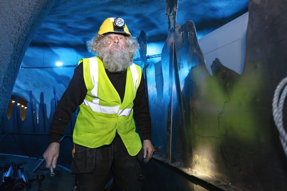 Det er den færøske kunstner, Tróndur Patursson, som har stået for udsmykningen i rundkørslen.