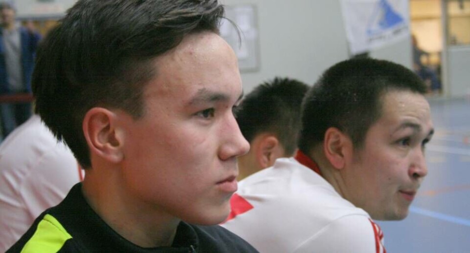 Phillip Holmene er en talentfuld ung spiller for Kâgssagssuk. Han blev desværre skadet i den første kamp. Det er usikkert, om han kan spille med i de kommende kampe Mads PedersenTekle Ghebrelul (B-67 træner) giver gode råd til den skadede Phillip Holmene. Han ærgrer sig over, at en så dygtig spiller bliver skadet i en så vigtig kvalifikationsturnering Mads PedersenB-67-målmanden Looqi Svane og GSS-spilleren Thor Olsen. Og i midten er dommerne Michael Jensen og Allan Eriksen Mads PedersenGSS formåede ikke at komme tilbage i kampen, da de tabte 0-9 mod de forsvarende mestre Mads PedersenDe tre bedste hold i kvalifikationskampene går videre til GM i Sisimiut i marts. Kvalifikationsturneringen slutter på søndag Mads PedersenIT-79 mod NÛK Mads PedersenKaassannguaq Zeeb (IT-79) motiverer sine medspillere til at give den alt, da de var bagud med 0-2 Mads PedersenIT-79 mod NÛK Mads PedersenI løbet af aftenen kom der flere og flere mennesker, og tilskuerne blev underholdt med masser af mål Mads PedersenPhillip Holmene er en talentfuld ung spiller for Kâgssagssuk. Han blev desværre skadet i den første kamp. Det er usikkert, om han kan spille med i de kommende kampe Mads PedersenTekle Ghebrelul (B-67 træner) giver gode råd til den skadede Phillip Holmene. Han ærgrer sig over, at en så dygtig spiller bliver skadet i en så vigtig kvalifikationsturnering Mads PedersenB-67-målmanden Looqi Svane og GSS-spilleren Thor Olsen. Og i midten er dommerne Michael Jensen og Allan Eriksen Mads PedersenGSS formåede ikke at komme tilbage i kampen, da de tabte 0-9 mod de forsvarende mestre Mads PedersenDe tre bedste hold i kvalifikationskampene går videre til GM i Sisimiut i marts. Kvalifikationsturneringen slutter på søndag Mads PedersenIT-79 mod NÛK Mads PedersenKaassannguaq Zeeb (IT-79) motiverer sine medspillere til at give den alt, da de var bagud med 0-2 Mads PedersenIT-79 mod NÛK Mads PedersenI løbet af aftenen kom der flere og flere mennesker, og tilskuerne blev underholdt med masser af mål Mads PedersenPhillip Holmene er en talentfuld ung spiller for Kâgssagssuk. Han blev desværre skadet i den første kamp. Det er usikkert, om han kan spille med i de kommende kampe Mads Pedersen