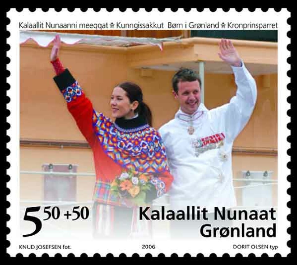 Fotoet på frimærket er taget under det royale besøg i 2004.