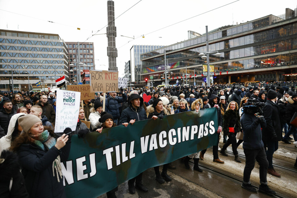 Tusindevis af mennesker på gaden i Stockholm lørdag for at protestere mod coronapas og vaccinationer.