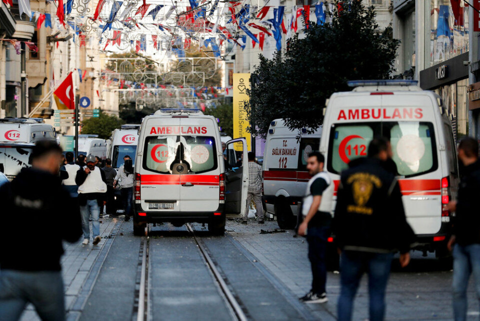 Et større antal ambulancer holder i kø nær gaden, som blev rystet af en kraftig eksplosion søndag eftermiddag. Mindst fire blev dræbt og 38 såret ved en eksplosion i Istanbul.