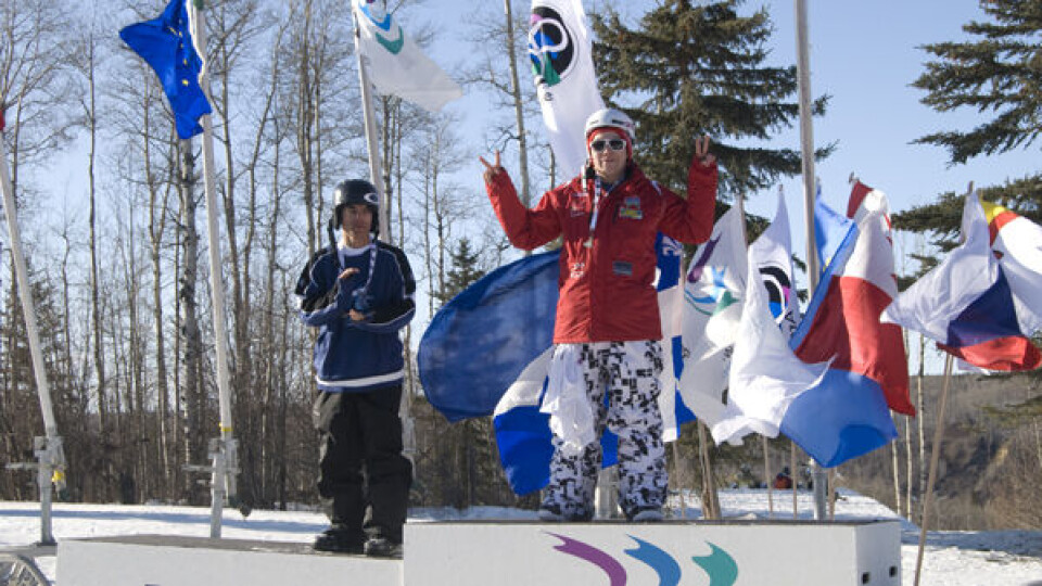 Mikkel Olsen med sin guldmedalje. Foto: Akaraq Skifte