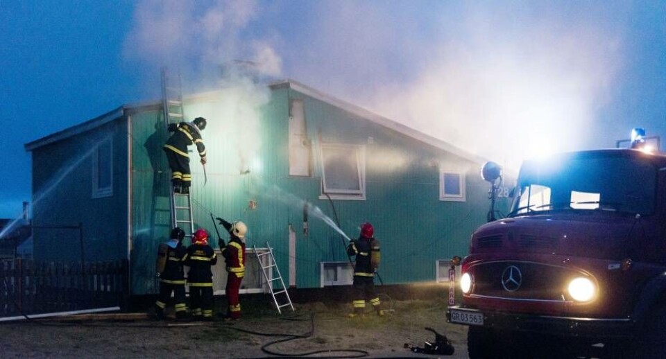 Narsaqs brandvæsen i gang med at lave hul i ydervæggen og taget