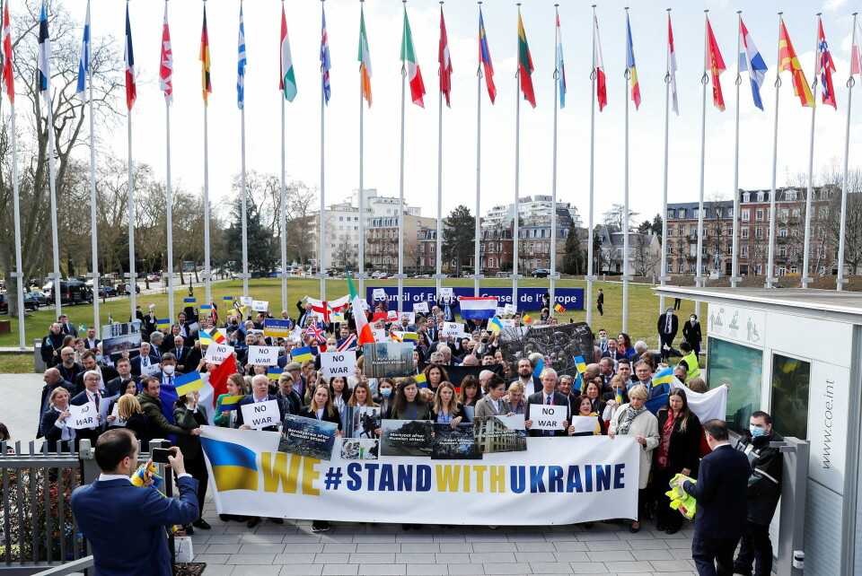 Medlemmer af Det Europæiske Råds Parlamentariske Forsamling viser bannere og plakater foran Europarådets bygning, mens den ukrainske præsident Volodymyr Zelenskiy taler til en ekstraordinær session for at diskutere Ruslands invasion af Ukraine, via videolink i Strasbourg, Frankrig.