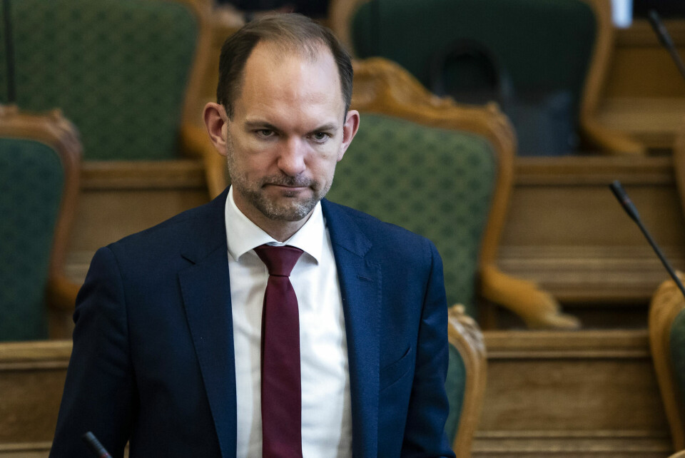 Skatteminister Jeppe Bruun oplyser til Aaja Chemnitz, at reglerne for told og moms på forsendelser mellem Grønland og Danmark reguleres af EU.