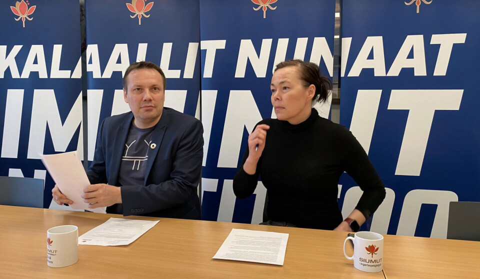 Erik Jensen og Vivian Motzfeldt - henholdsvis formand og næstformand i Siumut - på dagens hasteindkaldte pressemøde.