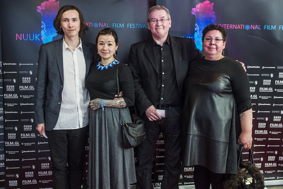 Filmip takutinneqannginnerani Marc Fussing Rosbach ilaquttanilu Leiff JosefsenCasper Bach Zeeb (talerpiani) filmimi pingaarnertut inuttaasoq Leiff JosefsenFilmi Nuummi Ilulissanilu takuneqarsinnaassaaq Leiff JosefsenFilmi 'Akornatsinniittut - Tarratta Nunaanni' Katuami arfininngormat siullerpaamik takutinneqarpoq Leiff JosefsenAssimi takuneqarsinnaapput Marc Fussing Rosbach filmimilu pingaarnertut inuttaasoq Casper Bach Zeeb Leiff JosefsenFilmi nalunaaquttap akunnerini marlungajanni sivisissuseqartoq kulturikkut illorsuarmi Katuami takutinneqarpoq Leiff JosefsenFilmip takutinneqannginnerani Marc Fussing Rosbach ilaquttanilu Leiff JosefsenCasper Bach Zeeb (talerpiani) filmimi pingaarnertut inuttaasoq Leiff JosefsenFilmi Nuummi Ilulissanilu takuneqarsinnaassaaq Leiff JosefsenFilmi 'Akornatsinniittut - Tarratta Nunaanni' Katuami arfininngormat siullerpaamik takutinneqarpoq Leiff JosefsenAssimi takuneqarsinnaapput Marc Fussing Rosbach filmimilu pingaarnertut inuttaasoq Casper Bach Zeeb Leiff JosefsenFilmi nalunaaquttap akunnerini marlungajanni sivisissuseqartoq kulturikkut illorsuarmi Katuami takutinneqarpoq Leiff Josefsen