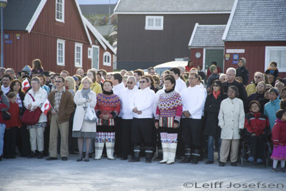 Flere landsstyremedlemmer var med i kolonihavnen. Også landstingsformand Ruth Heilmann ved siden af Islands udenrigsminister Ingibjörg Sólr Vejrguderne var for en gangs skyld med i Nuuk og sendte sol på nationaldagen. Klokken 8.04 vil der traditionen tro lyde kanonsalutering på Nationaldagen. Flere landsstyremedlemmer var med i kolonihavnen. Også landstingsformand Ruth Heilmann ved siden af Islands udenrigsminister Ingibjörg Sólr Vejrguderne var for en gangs skyld med i Nuuk og sendte sol på nationaldagen. Klokken 8.04 vil der traditionen tro lyde kanonsalutering på Nationaldagen. Flere landsstyremedlemmer var med i kolonihavnen. Også landstingsformand Ruth Heilmann ved siden af Islands udenrigsminister Ingibjörg Sólr