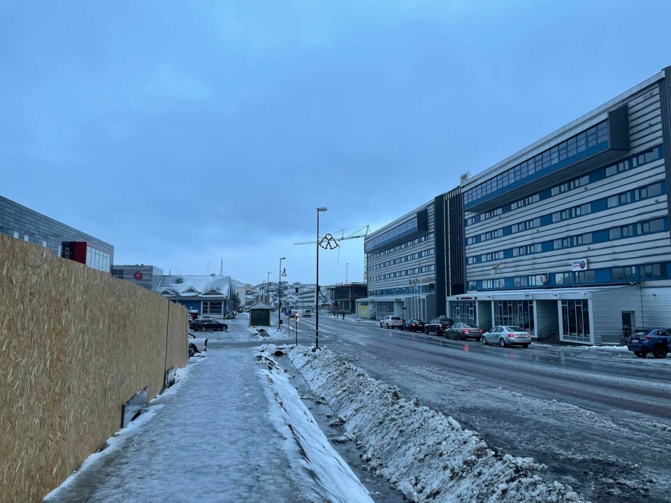 Endnu en strømsvigt siden mandag klokken 23.00. Nina-Vivi Møller Andersen / Sermitsiaq.AGMandag eftermiddag var der en lang kø udenfor Grønlands Banken. Folk skulle sikre kontanter til strømmen kom igen. Nina-Vivi Møller Andersen / Sermitsiaq.AGAlle butikker lukket. Nina-Vivi Møller Andersen / Sermitsiaq.AGBorgere der har søgt lag udenfor Brugsen i håb om at strømmen snart kommer tilbage. Nina-Vivi Møller Andersen / Sermitsiaq.AG Nina-Vivi Møller Andersen / Sermitsiaq.AGEndnu en strømsvigt siden mandag klokken 23.00. Nina-Vivi Møller Andersen / Sermitsiaq.AGMandag eftermiddag var der en lang kø udenfor Grønlands Banken. Folk skulle sikre kontanter til strømmen kom igen. Nina-Vivi Møller Andersen / Sermitsiaq.AGAlle butikker lukket. Nina-Vivi Møller Andersen / Sermitsiaq.AGBorgere der har søgt lag udenfor Brugsen i håb om at strømmen snart kommer tilbage. Nina-Vivi Møller Andersen / Sermitsiaq.AG Nina-Vivi Møller Andersen / Sermitsiaq.AGEndnu en strømsvigt siden mandag klokken 23.00. Nina-Vivi Møller Andersen / Sermitsiaq.AG
