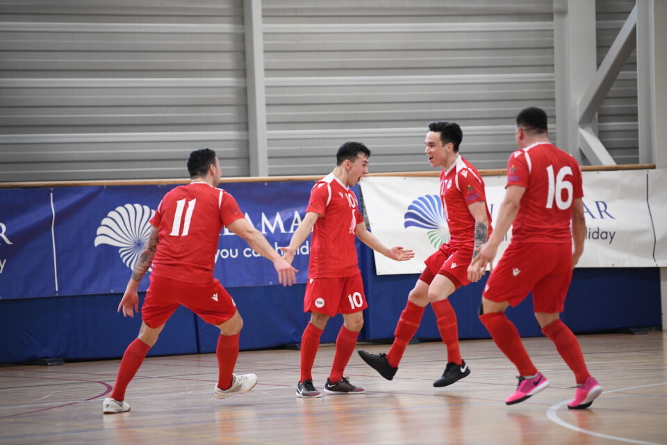 Herrelandsholdet i jubel, efter Rene Eriksen Petersens mål der gjorde, at Grønland fører med 1-2.