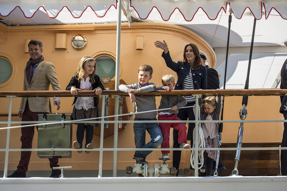 Kronprinsfamilien om bord på Dannebrog ved ankomsten til Narsarsuaq torsdag den 31. juli Kronprinsparret