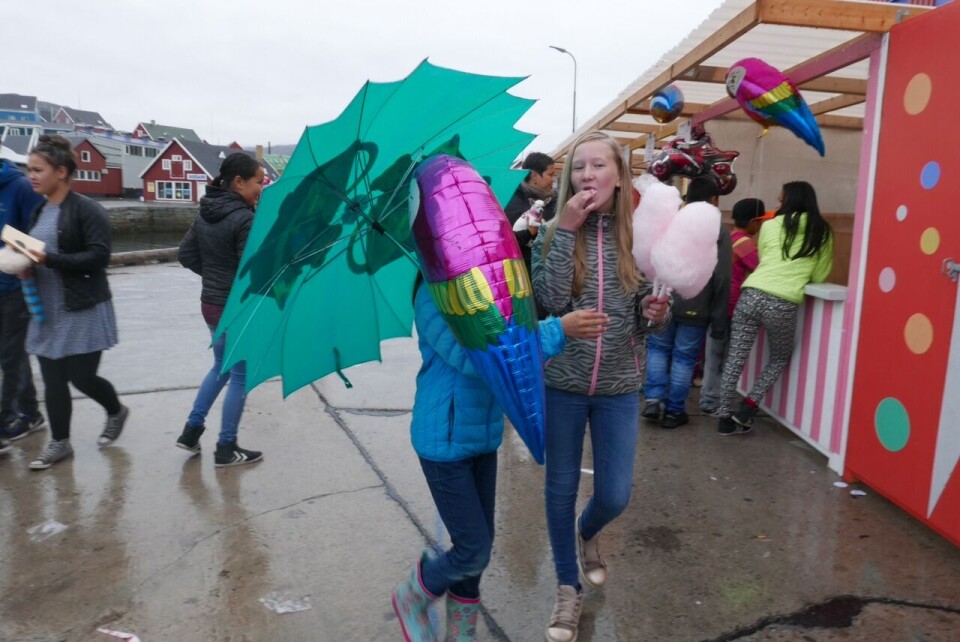 Der var mange muligheder for børn... Ole G. JensenBlandt andet kunne man få candy floss Ole G. JensenHavnefest for alle aldre Ole G. JensenDer var underholdning fra komikeren Piitannguaq Alaufesen Ole G. JensenKomikeren var rigtig populær blandt publikum Ole G. JensenDer var mange muligheder for børn... Ole G. JensenBlandt andet kunne man få candy floss Ole G. JensenHavnefest for alle aldre Ole G. JensenDer var underholdning fra komikeren Piitannguaq Alaufesen Ole G. JensenKomikeren var rigtig populær blandt publikum Ole G. JensenDer var mange muligheder for børn... Ole G. Jensen