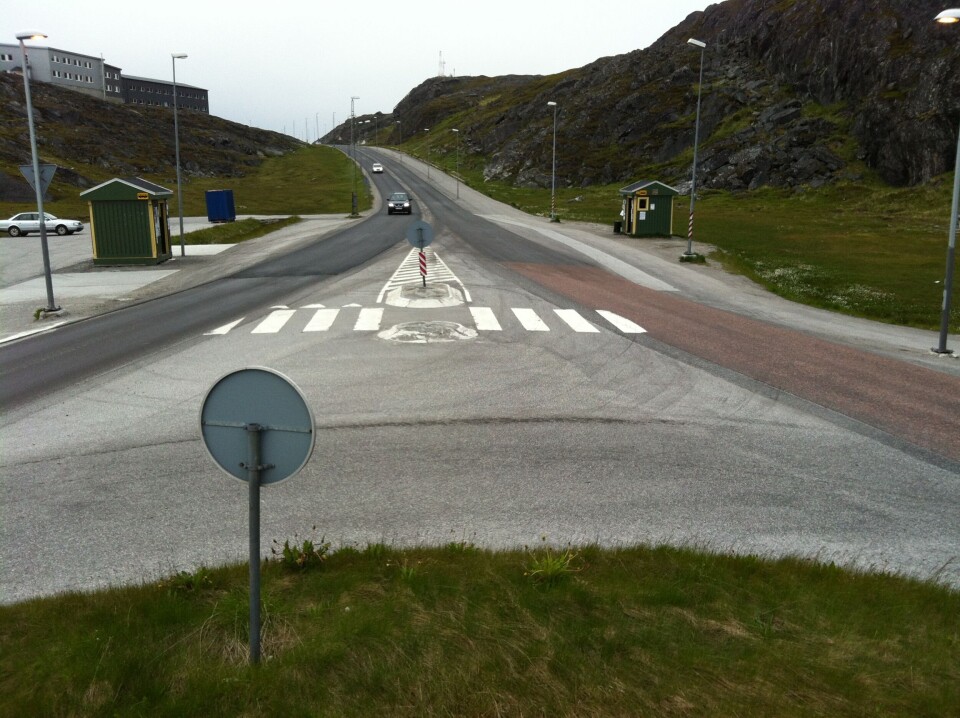Nogen bilister kører desværre hensynsløst, når de begiver sig ind i rundkørslen i dalen på Eqalugalinnguit i Nuuk Mads NyvoldArbejdet med ny asfalt har ædt halvdelen af hajtænderne på en af de mest trafikerede strækninger i hovedstadsområdet Mads NyvoldNogen bilister kører desværre hensynsløst, når de begiver sig ind i rundkørslen i dalen på Eqalugalinnguit i Nuuk Mads NyvoldArbejdet med ny asfalt har ædt halvdelen af hajtænderne på en af de mest trafikerede strækninger i hovedstadsområdet Mads NyvoldNogen bilister kører desværre hensynsløst, når de begiver sig ind i rundkørslen i dalen på Eqalugalinnguit i Nuuk Mads NyvoldArbejdet med ny asfalt har ædt halvdelen af hajtænderne på en af de mest trafikerede strækninger i hovedstadsområdet Mads Nyvold
