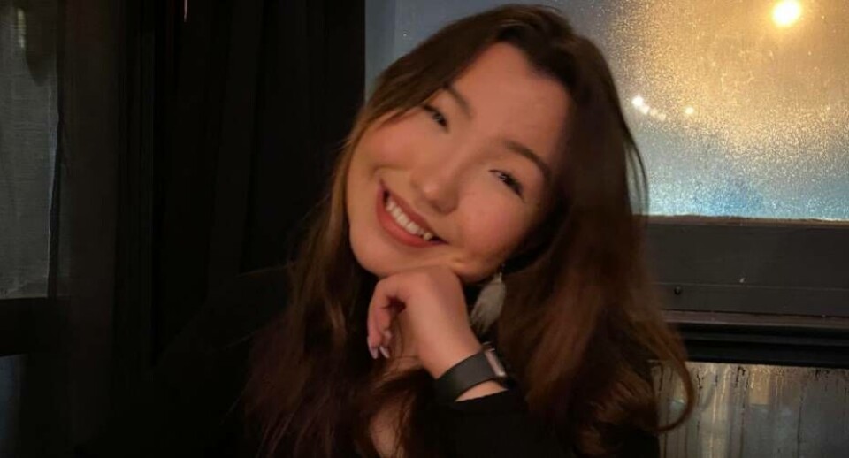 Den 18-årige Nivi Rosing kan ikke få en underskrift fra Naalakkersuisut at hun er Inuk. I dag tager hun gymnasiet i Canada og vil blive færdig til sommer.