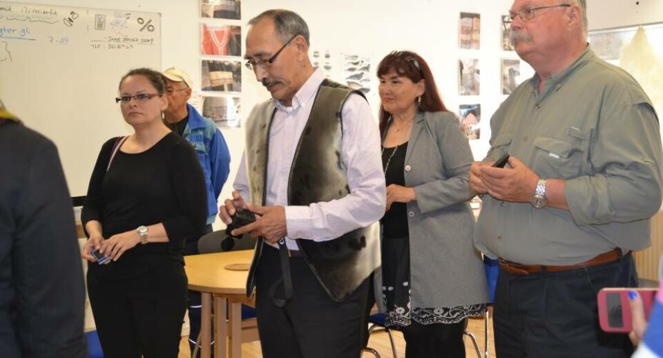Fra højre lederen af Nunavut Arctic College Mike Shouldice, fungerende forstander for Knud Rasmussenip Højskolia Juliana D. Braggs og Nunavuts uddannelsesminister Paul Quassa Knud Rasmussenip Højskolia Knud Rasmussenip HøjskoliaFra højre lederen af Nunavut Arctic College Mike Shouldice, fungerende forstander for Knud Rasmussenip Højskolia Juliana D. Braggs og Nunavuts uddannelsesminister Paul Quassa Knud Rasmussenip Højskolia Knud Rasmussenip HøjskoliaFra højre lederen af Nunavut Arctic College Mike Shouldice, fungerende forstander for Knud Rasmussenip Højskolia Juliana D. Braggs og Nunavuts uddannelsesminister Paul Quassa Knud Rasmussenip Højskolia Knud Rasmussenip Højskolia