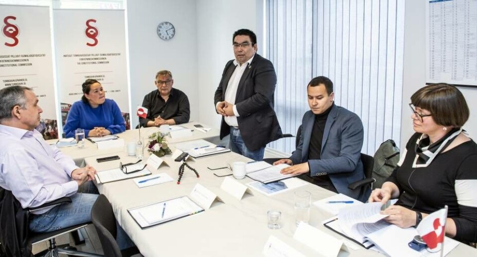 Naalakkersuisuts medlem for finanser - og forfatning Vittus Qujaukitsoq byder den nye forfatningskommission velkommen, fra venstre rundt om bordet er det Per Rosing-Petersen, Doris J. Jakobsen, Kuupik Kleist, Vittus Qujaukitsoq, Bentiaraq Ottosen (som i dag er afløst af Panínguaq M. Kruse), og Anita Hoffer