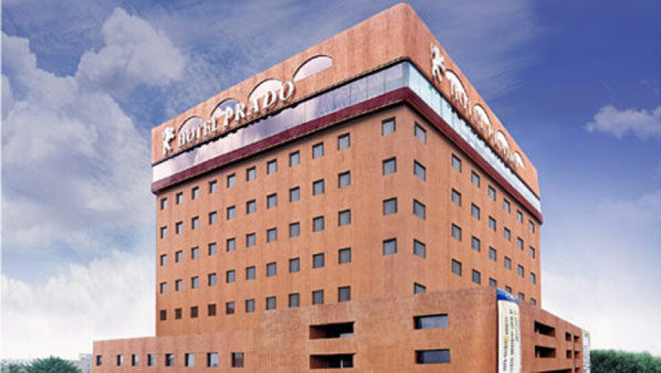 Hotel Prado i Gwangju, hvor holdet bor. Hallen i Gwangju hvor de indledende kampe spilles. VM’s maskot, den hvide tiger. VM’s logo. Holdbillede. Foto: GHF Instrukser under træningen i Bavnehøj Hallen i København. Foto: GHF Najaaja Lyberth og Aili Pedersen (i midten) indtager væske for at kunne aflægge dopingtest. Seancen overvåges af landstræner Preben Clausen. Foto: GHF Hotel Prado i Gwangju, hvor holdet bor. Hallen i Gwangju hvor de indledende kampe spilles. VM’s maskot, den hvide tiger. VM’s logo. Holdbillede. Foto: GHF Instrukser under træningen i Bavnehøj Hallen i København. Foto: GHF Najaaja Lyberth og Aili Pedersen (i midten) indtager væske for at kunne aflægge dopingtest. Seancen overvåges af landstræner Preben Clausen. Foto: GHF Hotel Prado i Gwangju, hvor holdet bor.