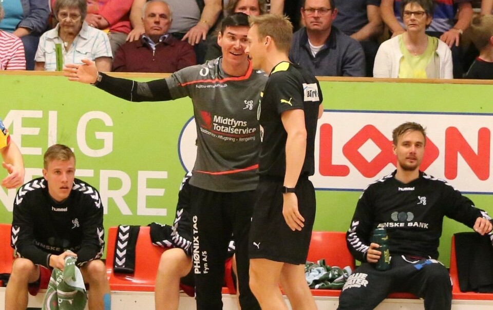 Jakob Larsen utilfreds med en dommerkendelse Knud Fl. LarsenDet var engang K33 i Qaqortoq, at Ellen Andersen heppede på. Torsdag aften var det for de grønlandske GOG-spillere, at flaget blev svunget Knud Fl. LarsenKoldings nummer 35 Konstatin Igropulo her under opvarmningen havde nogle hårde sammenstød med Minik Dahl Høegh Knud Fl. Larsen2000 tilskuere på lægterne i GOG Arena Knud Fl. LarsenMinik Dahl Høegh skriger glæden ud efter en scoring Knud Fl. LarsenTo målmænd med store redninger. GOGs Frank Mikkelsen og KIF Kolding Københavns Kasper Hvidt Knud Fl. LarsenAkutaaneq Kreutzmann og Minik Dahl Høegh holder fast i Magnus Landin foran Frank Mikkelsen i målet Knud Fl. LarsenJakob Larsen utilfreds med en dommerkendelse Knud Fl. LarsenDet var engang K33 i Qaqortoq, at Ellen Andersen heppede på. Torsdag aften var det for de grønlandske GOG-spillere, at flaget blev svunget Knud Fl. LarsenKoldings nummer 35 Konstatin Igropulo her under opvarmningen havde nogle hårde sammenstød med Minik Dahl Høegh Knud Fl. Larsen2000 tilskuere på lægterne i GOG Arena Knud Fl. LarsenMinik Dahl Høegh skriger glæden ud efter en scoring Knud Fl. LarsenTo målmænd med store redninger. GOGs Frank Mikkelsen og KIF Kolding Københavns Kasper Hvidt Knud Fl. LarsenAkutaaneq Kreutzmann og Minik Dahl Høegh holder fast i Magnus Landin foran Frank Mikkelsen i målet Knud Fl. LarsenJakob Larsen utilfreds med en dommerkendelse Knud Fl. Larsen
