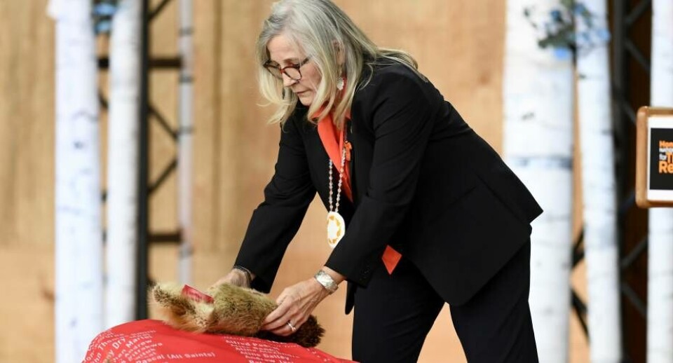 Marie Wilson Canadami ilumoortussaq saammaateqatigiinnissarlu pillugu isumalioqatigiissitamut ilaasortat pingasuusut ilagisimavaat. Canadami nunap inoqqaavinut tv-iikkut nutaarsiassalerisuusimavoq. Aallakaatitallu oqaatsini qulini aallakaatinneqartarlutik.
