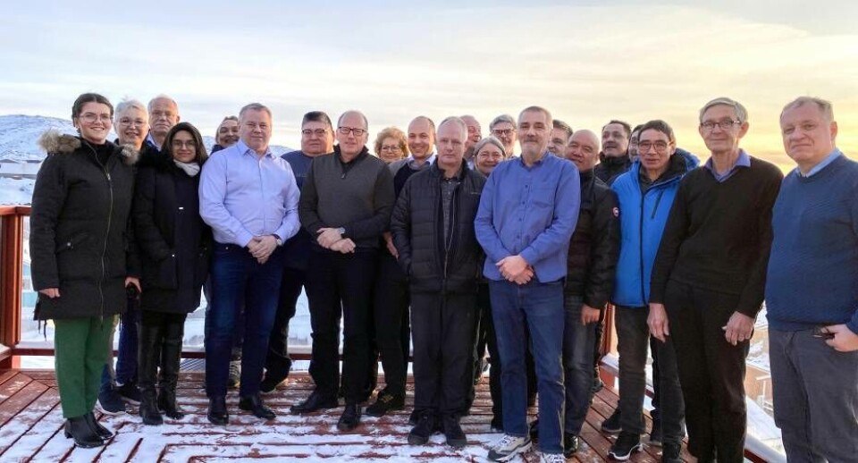 s medlemmer, fagligt tilforordnede og medarbejdere i sekretariatet samlet til møde i Ilulissat. Fra højre Peter Hansen, Peder Andersen (kommissionens næstformand), Jess G. Berthelsen (medlem SIK), Gerth B. Lynge (medlem Nusuka), Erik Lange (medlem SQAPK), Palle Frederiksen (medlem Kommunerne), Mads Nedergaard, Henrik Sandgreen (medlem KNAPK), Eskild Kirkegaard (uvildigt medlem), Helle Siegstad (medlem Grønlands Naturinstitut), Michael Petersen, Brian Buus Pedersen (medlem GE), Thomas Rassing, Tove Rossen, Jens Paulsen (kommissionens formand), Emanuel Rosing, Hilmar Ogmundarson, Hanseeraq Jonathansen, Aksa Sabir, Knud Østergaard (medlem Revisionsselskaberne), Pia Løvstrøm og Birita í Dali. Fiskerikommissionen