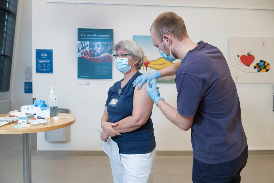 Plejehjemsbeboere og frontpersonale over hele landet modtog søndag det første skud af vaccinen mod covid-19. En af dem var sygeplejerske Elna Vinther Sørensen, infektionsmedicinsk afdeling på Aalborg Universitetshospital.