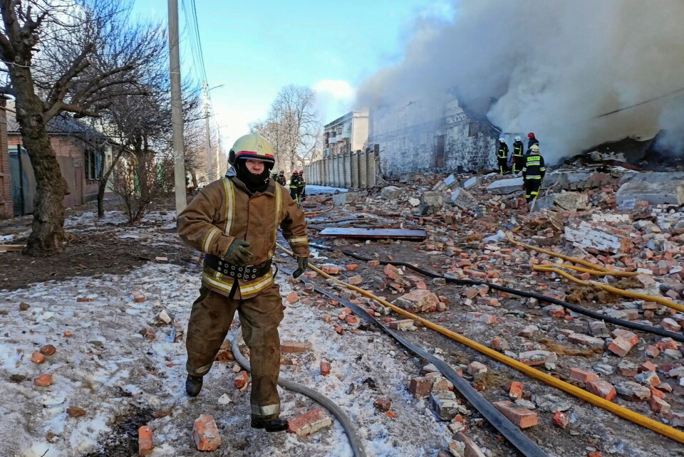 Redningsfolk arbejder omkring et lager, der er brændt efter beskydning, mens Ruslands angreb på Ukraine fortsætter, i Kharkiv, Ukraine 16. marts.