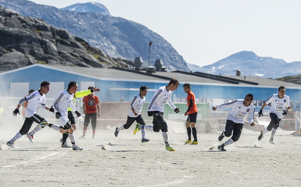 Billedet er fra sommerens GM i fodbold for herrer. Slutrunden blev spillet i Nuuk, men Ifølge Visit Greenland var det desværre ikke muligt at koordinere GM med producenten, som først kunne komme til Grønland i september