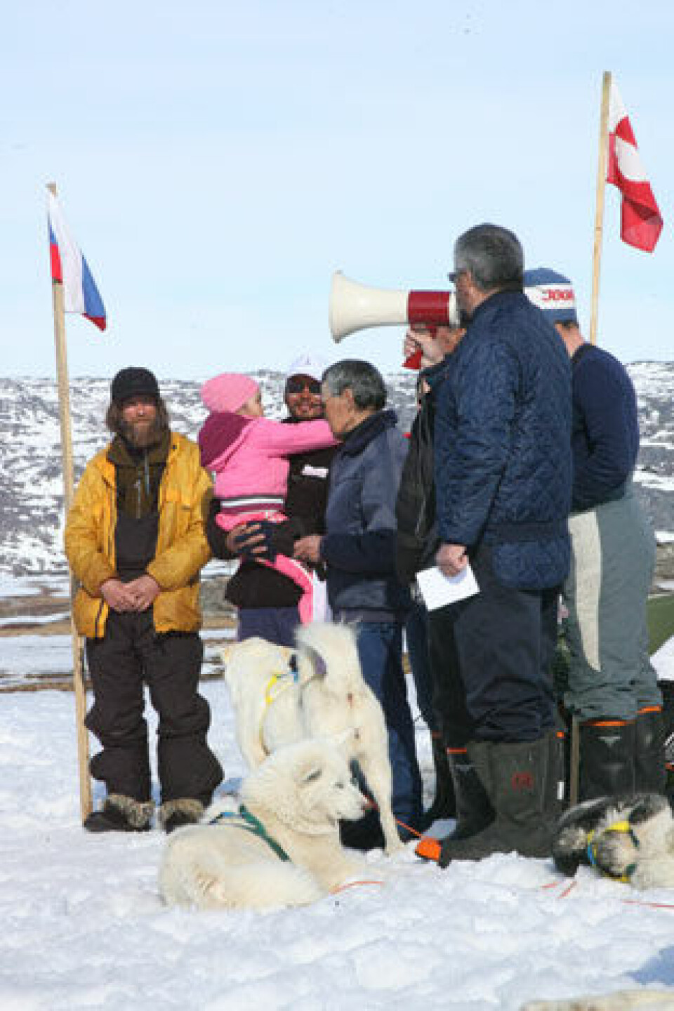 Fidor Konyukov (tv) og Hans Aronsen (med et barn på armen) blev modtaget af en mindre delegation, da de ankom til Ilulissat.