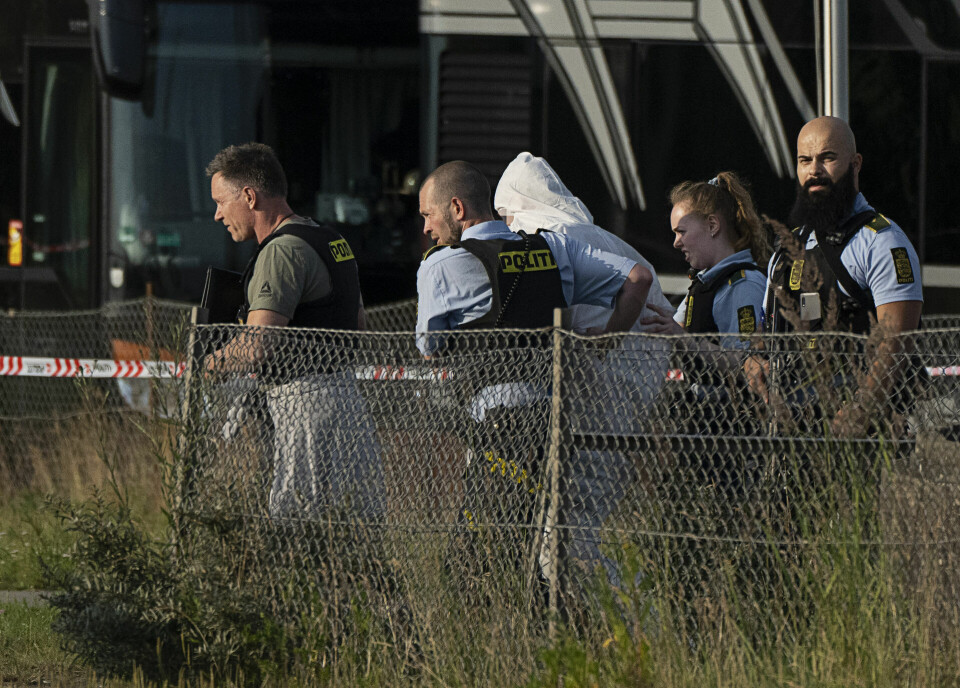 Person føres bort af betjente ved indkøbscenteret Fields i Ørested, søndag den 3. juli 2022. Der blev afgivet skud i Shoppingcenteret Fields og flere personer ramt. I dag er retssagen i Københavns Byret begyndt.