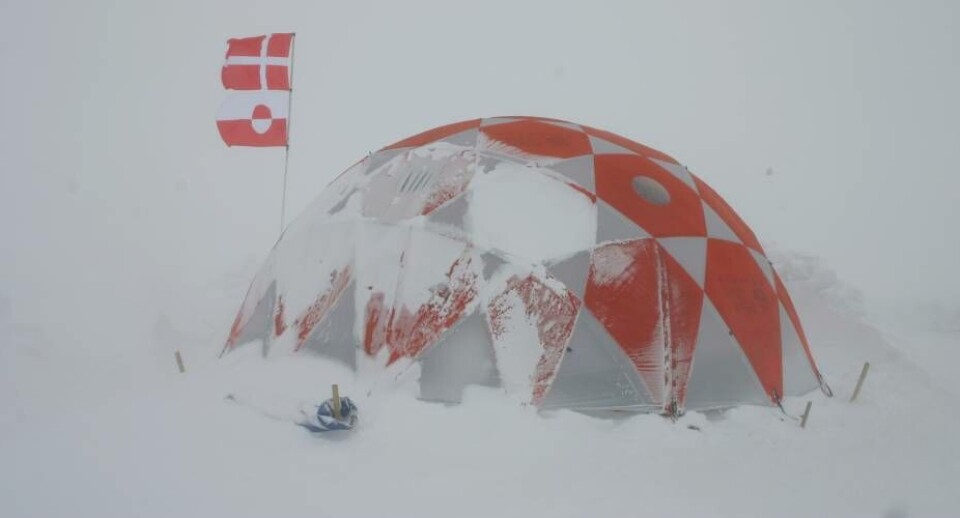 Forskningslederen Williamn Colgan har taget dette billede ved Camp Century, hvor man har opsat vejrstationer, der har leveret mere præcise målinger på klimaforandringens indflydelse på nedsivning af smeltevand til Camp Century