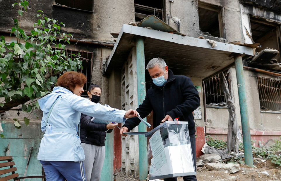 Et medlem af en lokal valgkommission går rundt med en mobil valgboks i Mariupol i Donetsk i Ukraine, hvor der er en russisk-organiseret folkeafstemning om at blive russere.