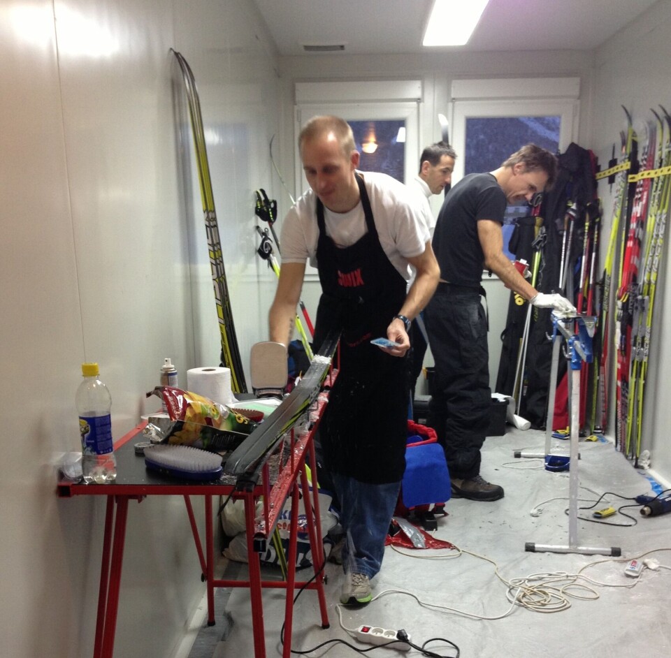Martin Møller er ved at præparere sine ski før de vigtige konkurrencer. Foto: Erik Amondsen