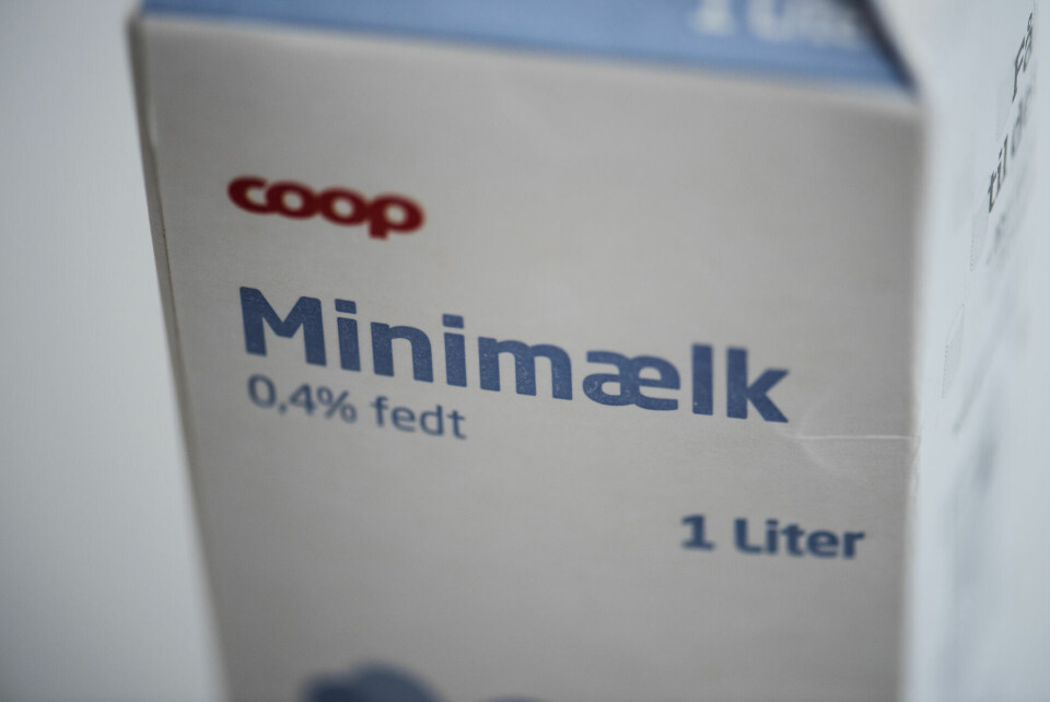 Mælk solgt i Coops butikker i Danmark vil fra tirsdag falde med 75 øre i pris. (Arkivfoto).