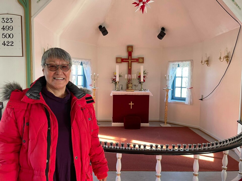 Formand for Aappilattoq 100-års komite viser kirken.