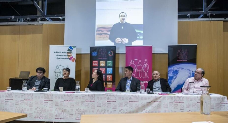 Nunatta Qitornai præsenterer sit valgprogram, fra venstre Vittus Qujaukitsoq, Aleqa Hammond, Johanne Adolfsen, Anders Benjaminsen, Mikael Ludvigsen, Mikisoq Pavia Kreutzmann og med fra Ilulissat Svend Møller