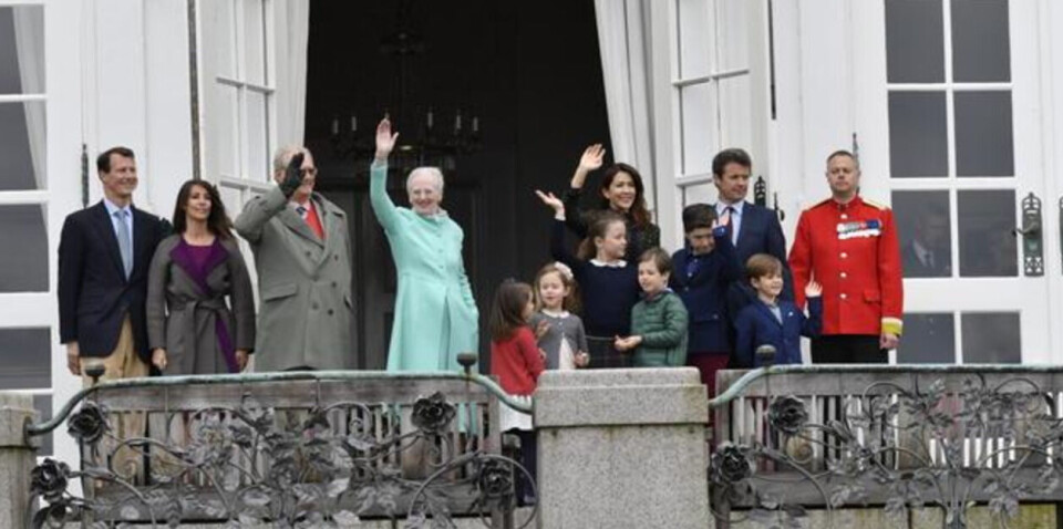 Dronninge Margrethe blev hyldet fra verandaen på Marselisborg Slot i Aarhus, hvor hun holder påske. Dronning Margrethe