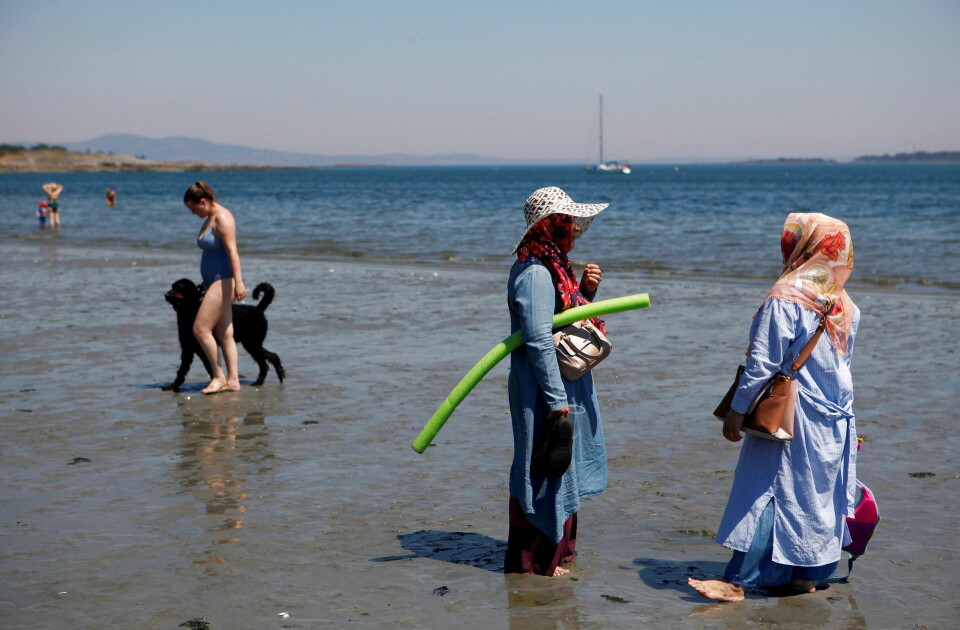 På Willows Beach i det vestlige Canada leder folk efter måder at køle sig ned på under hedebølgen.