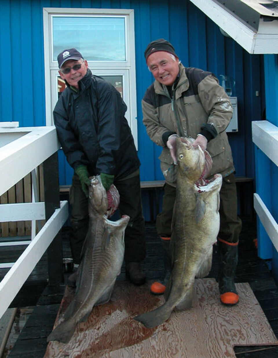 Rasmus Thomassen og Karl Elias Olsen med deres store fangster.