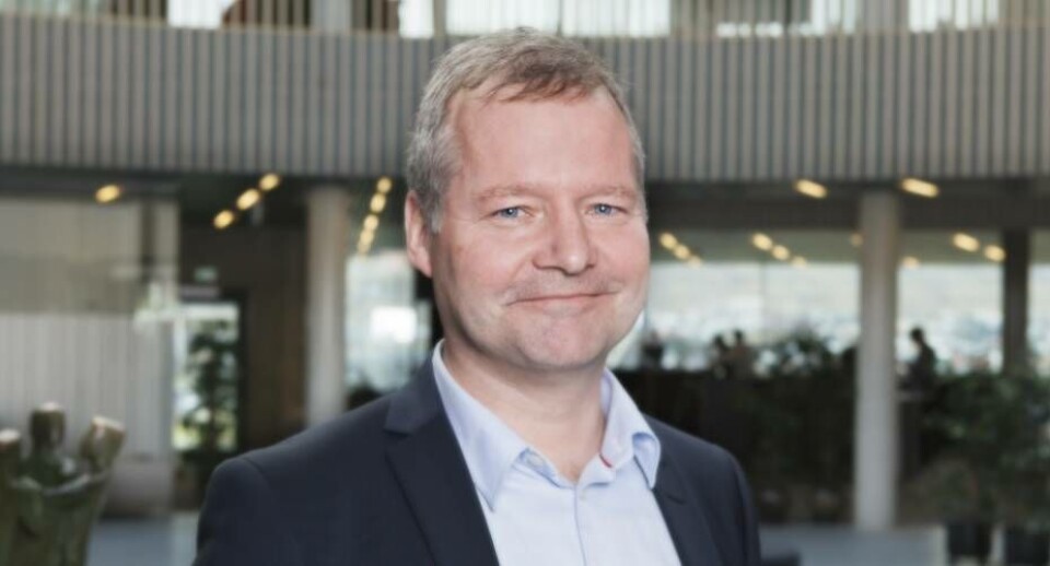 Árni Ellefsen, der er bankdirektør i , ærgrer sig over Finanstilsynets nye NEP-krav, der medfører, at banken skal ud og optage et milliard-stort lån, der i sidste ende gør det dyrere at være kunde i banken. BankNordik