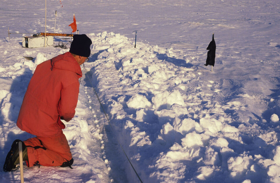 Niels Reeh samler prøver af overfladeis ved Paakitsoq i 1994. Foto: Henrik Højmark Thomsen.