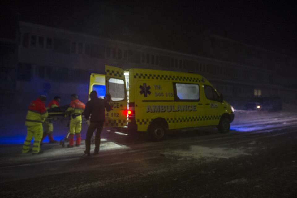 Foto: Leiff Josefsen Kort efter kommer en bil kørende, som ikke har set hende ligge på vejen igen, og derfor ikke kan undgå at ramme hende. - Det er frygteligt at se påkørslen, fortæller øjenvidne Peter Motzfeldt. Foto: Leiff Josefsen Her bliver kvinden i første omgang hjulpet af ambulancefolk efter hendes fald omkring midnatstid natten til tirsdag tæt ved restaurant Charoen Porn i Nuuks bymidte. Foto: Leiff Josefsen Foto: Leiff Josefsen Kort efter kommer en bil kørende, som ikke har set hende ligge på vejen igen, og derfor ikke kan undgå at ramme hende. - Det er frygteligt at se påkørslen, fortæller øjenvidne Peter Motzfeldt. Foto: Leiff Josefsen Her bliver kvinden i første omgang hjulpet af ambulancefolk efter hendes fald omkring midnatstid natten til tirsdag tæt ved restaurant Charoen Porn i Nuuks bymidte. Foto: Leiff Josefsen Foto: Leiff Josefsen