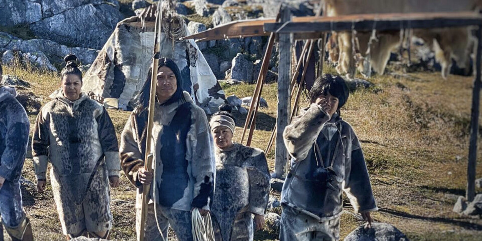 En sommerboplads rekonstrueret medhjælp fra grønlandske museer tiloptagelserne i DRs serie om den 300 årsfælles grønlandsk-dansk historie.