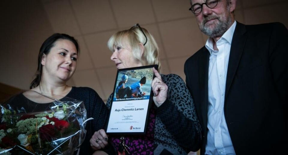 Red Barnets Børnerettighedspris til børnetalskvinde Aaja Chemnitz Larsen blev mandag overrakt af Mimi Jakobsen, generalsekretær i Red Barnet