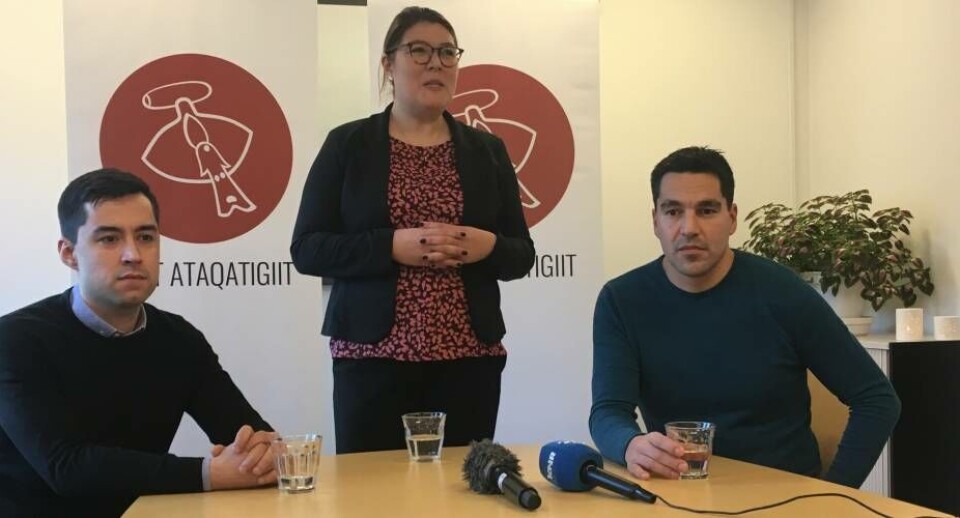 Sara Olsvig flankeres her af sine to næstformænd, da hun meddeler sin afgang fra formandsposten og Inatsisartut. Til venstre Múte B. Egede - til højre Aqqaluaq B. Egede, der midlertidigt overtager formandsstolen.