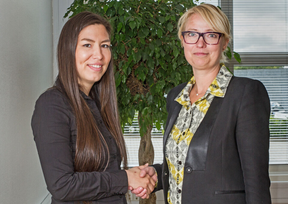 Nuunu-Mari Olsen og lektor Louise Faber fra North Atlantic Law Programme ved Aalborg Universitet. Lektoren er stolt af, at uddannelsen nu har fået sin første bachelor