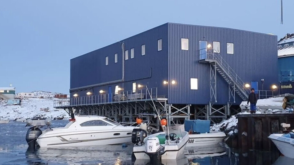 Arctic Fish Greenland A/S’s nye fabrik i bygden Nuussuaq er på 700 kvadratmeter, har en lagerkapacitet på 500 tons frosne fisk, og kan producere mellem 12 til 16 tons hale-og hovedkappede hellefisk om dagen