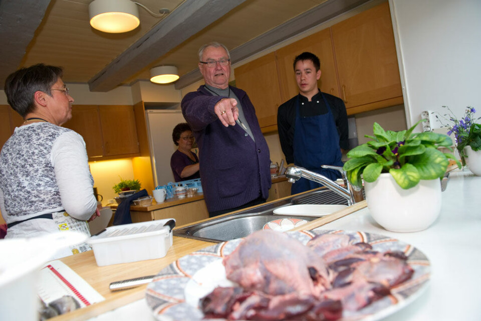 Prins Henrik ved hvad han vil med rypebrysterne, når han er i køkkenet. Henrik i arbejdstøjet i køkkenet med Ilannguaq Hegelund. Henrik hygger sig i køkkenet i Hans Egedes Hus med at tilberede en udsøgt frokost til udsøgte gæster. Henrik tilbereder royal ammassat i filodej. Henrik orienteres om brættet af Andreas Kleinschmidt og Martha Abelsen Prins Henrik skulle også forhøre sig om havkat på brættet. Prinsgemalen kørte fra brædtet til Hans Egedes Hus, hvor han skulle kokkerere. Prins Henrik ved hvad han vil med rypebrysterne, når han er i køkkenet. Henrik i arbejdstøjet i køkkenet med Ilannguaq Hegelund. Henrik hygger sig i køkkenet i Hans Egedes Hus med at tilberede en udsøgt frokost til udsøgte gæster. Henrik tilbereder royal ammassat i filodej. Henrik orienteres om brættet af Andreas Kleinschmidt og Martha Abelsen Prins Henrik skulle også forhøre sig om havkat på brættet. Prinsgemalen kørte fra brædtet til Hans Egedes Hus, hvor han skulle kokkerere. Prins Henrik ved hvad han vil med rypebrysterne, når han er i køkkenet.