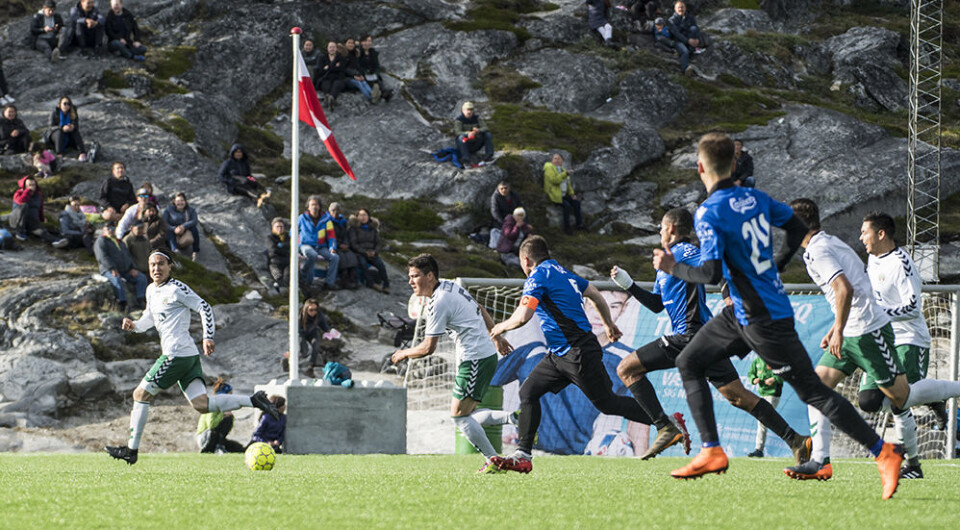 Der skal findes helt nye mestre til herrernes mesterskaber i fodbold. De forsvarende mestre, N-48, når ikke til Qaqortoq i tide og har meldt afbud til at forsvare deres titel.
