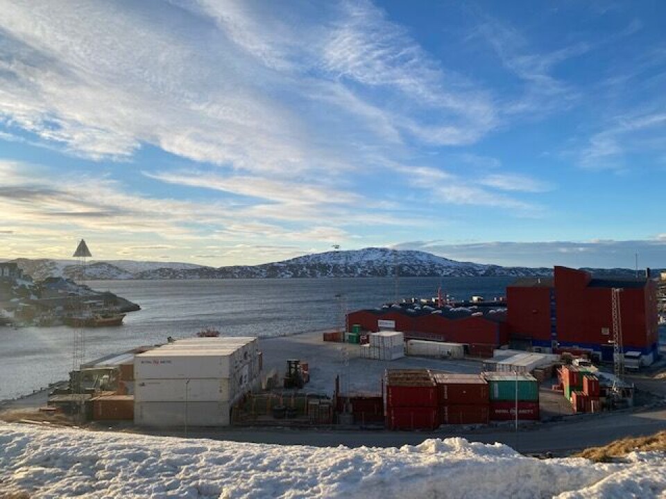 Det river og rusker fortsat i Qaqortoq tirsdag morgen.