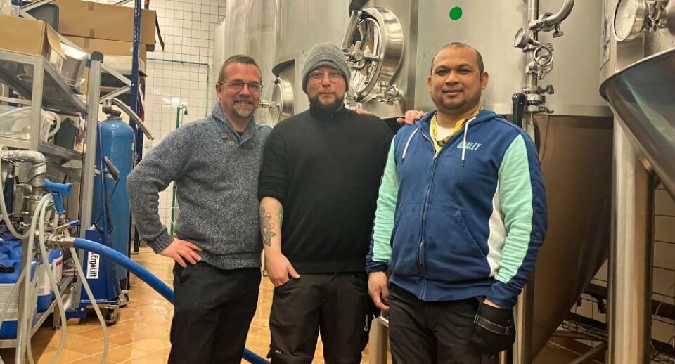 Godthaab Bryghus producerer årligt omkring 115.000 liter øl. På billedet ses fra venstreadministrerende direktør Jeppe Ejvind Nielsen, den italienske brygmester Luca Dal Porto og bryggerRey Mejala.